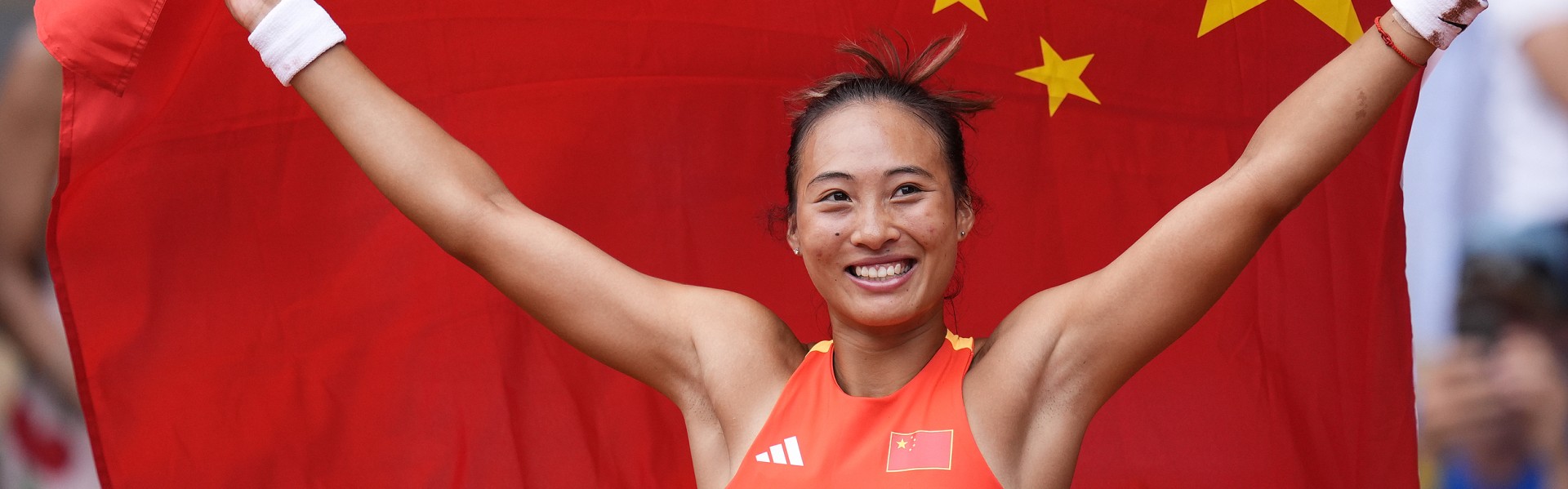 足球投注活动-外媒统计网坛过去1年收入榜：郑钦文以2220万美元排第6