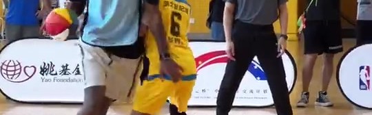 姚基金校园公益行 库兹马携手麦克朗与孩子们欢乐互动