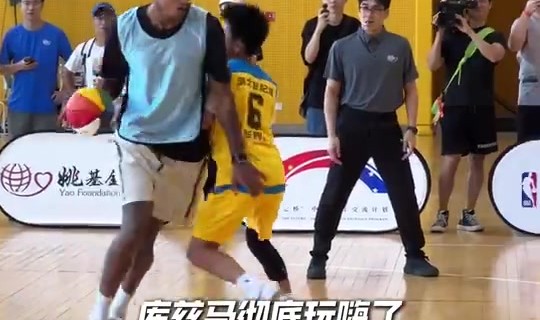 姚基金校园公益行 库兹马携手麦克朗与孩子们欢乐互动