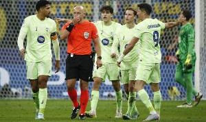 不满判罚！每体：巴萨更衣室群情激奋，拉波尔塔不满裁判和欧足联