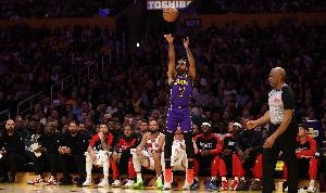 注册优惠-湖火争议哨小里移动造犯规+东契奇二运+詹姆斯无球喊停