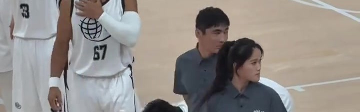 五大联赛-姚基金慈善赛温馨一幕：姚明轻拍邓超头顶展露欢颜