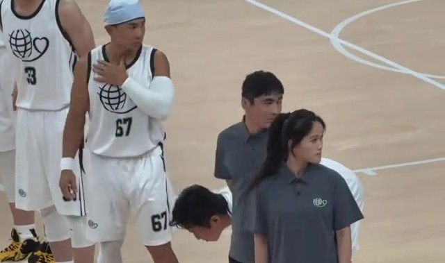 五大联赛-姚基金慈善赛温馨一幕：姚明轻拍邓超头顶展露欢颜