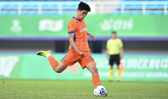 五大联赛-泰山带刀后卫！20岁彭啸在中乙曾3场梅开二度，本场凌空爆射破门