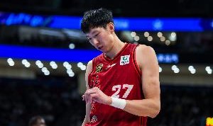 五大联赛-眼部已拆线！探长：周琦近期会再次复查 他正尽全力康复