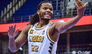 突然发力！卡尔顿半场10中7独得17分6板 此前3场场均5.7分