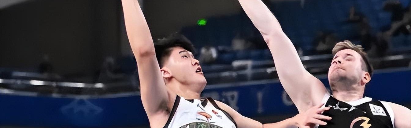 辽宁男篮，昨晚比赛用了一名新人，表现不错，但很快又被换了下去